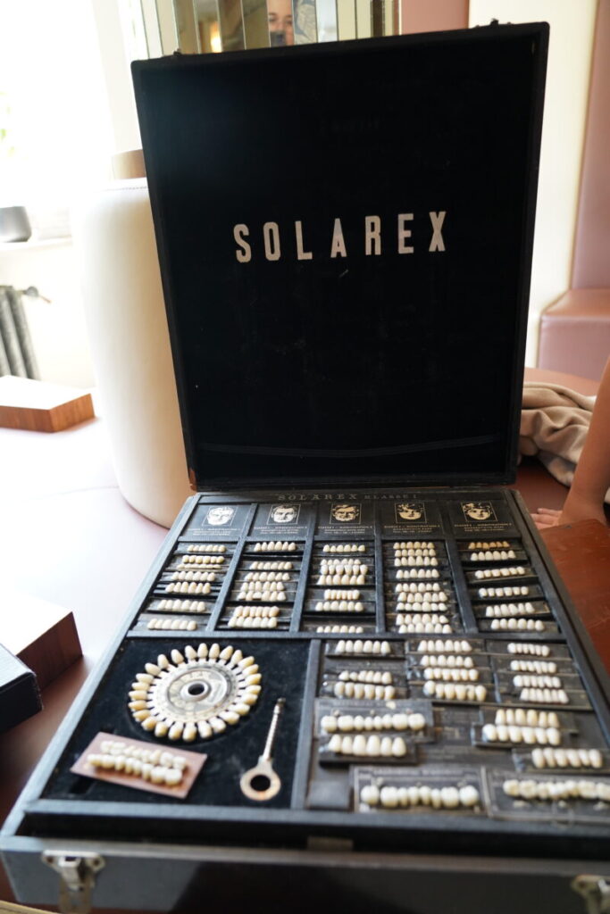 Ta kolekcja zaczęła się od zabytkowej tablicy… Rozmowa z Piotrem Kuźnikiem 11