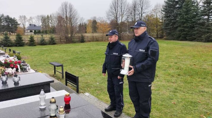 Komendanci z Komisariatu Policji w Kłomnicach uczcili pamięć zmarłego kolegi 1
