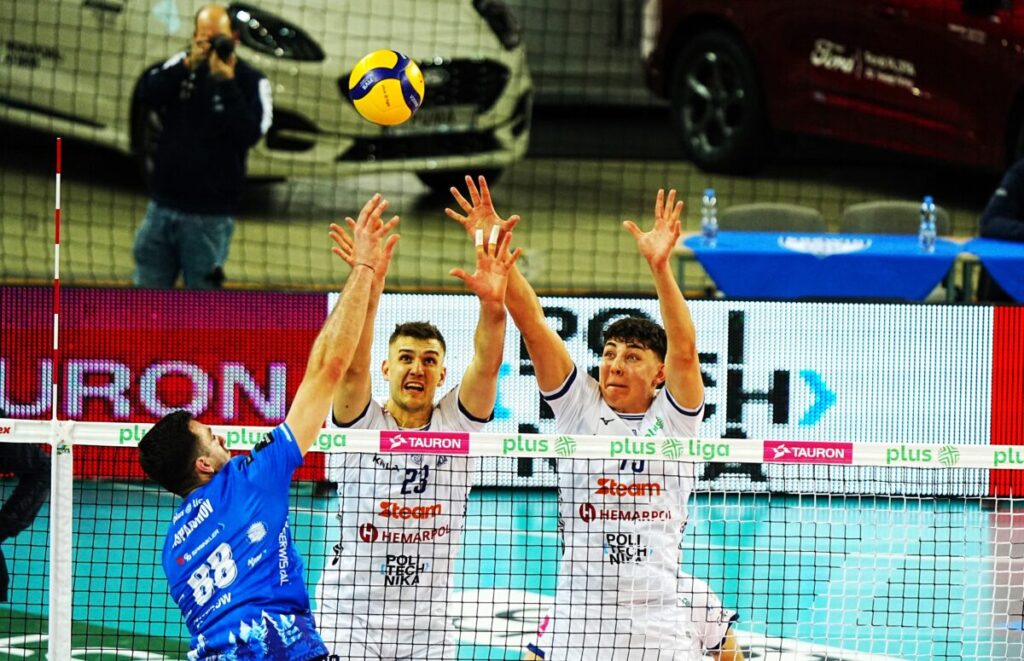 Robot PoliWall-e dopingował siatkarzy Steam Hemarpol Politechniki w wygranym meczu ze Ślepskiem! 3
