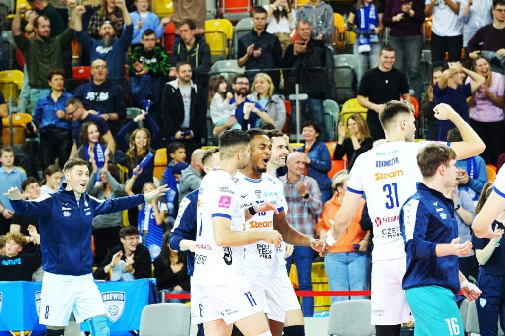 Robot PoliWall-e dopingował siatkarzy Steam Hemarpol Politechniki w wygranym meczu ze Ślepskiem! 16