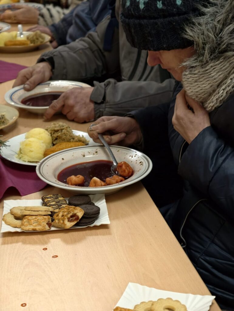 Świątecznie w Fundacji Chrześcijańskiej "Adullam". Zorganizowano tam Wigilię na 350 osób 6