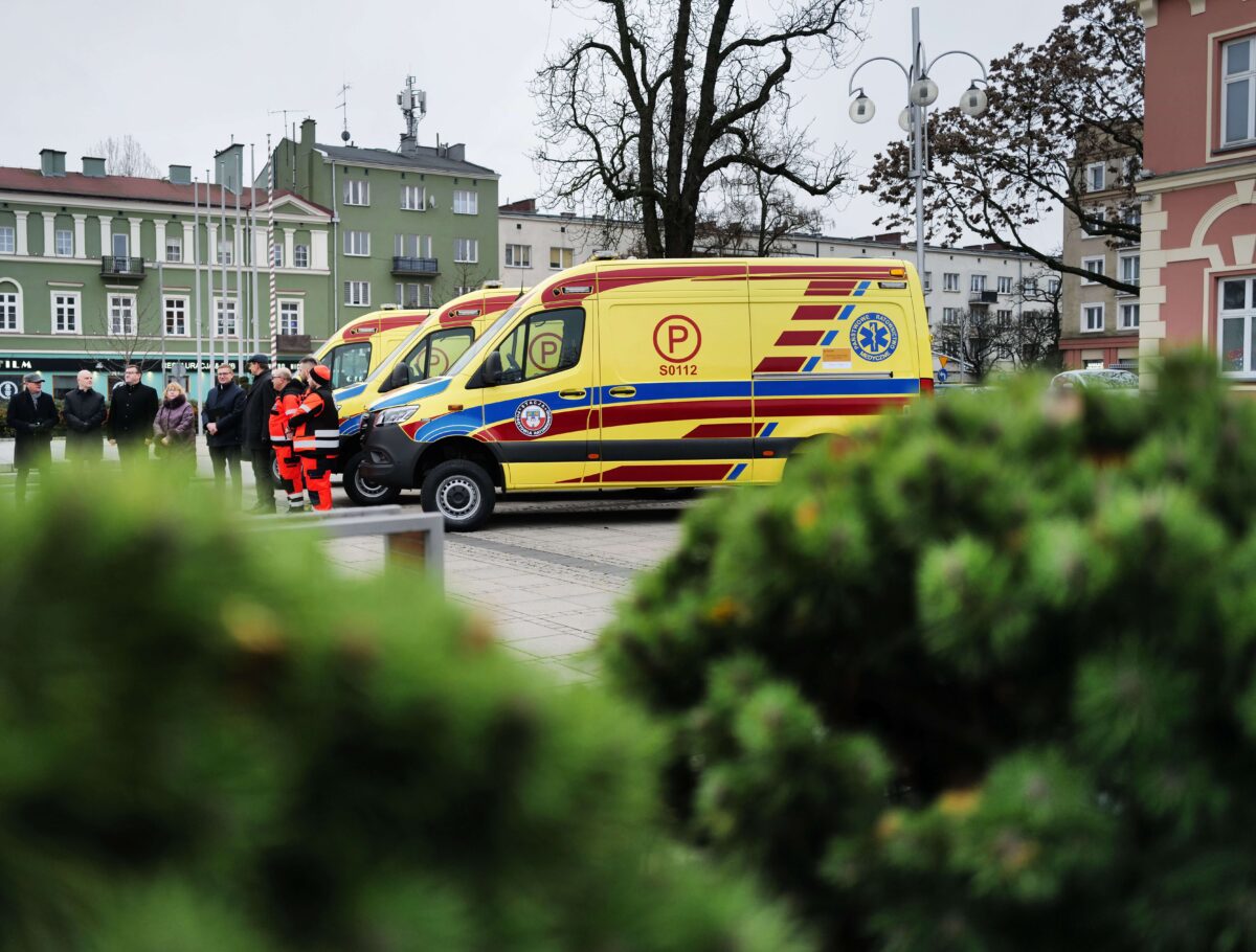 Trzy nowoczesne ambulanse za ponad 2 mln zł trafiły do częstochowskiego pogotowia 8
