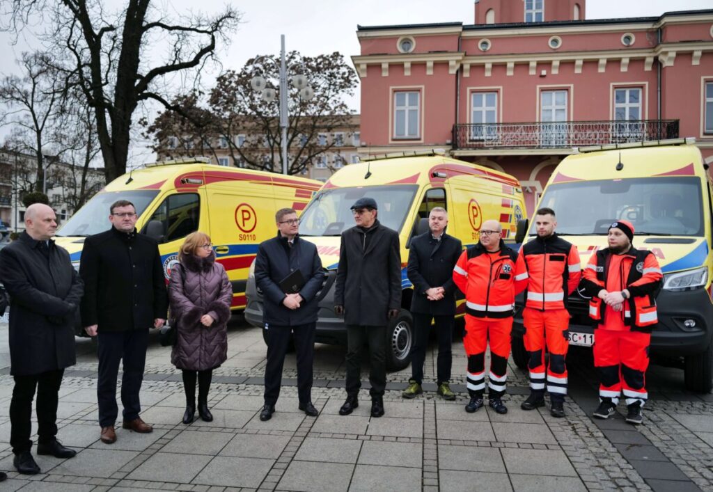 Trzy nowoczesne ambulanse za ponad 2 mln zł trafiły do częstochowskiego pogotowia 7