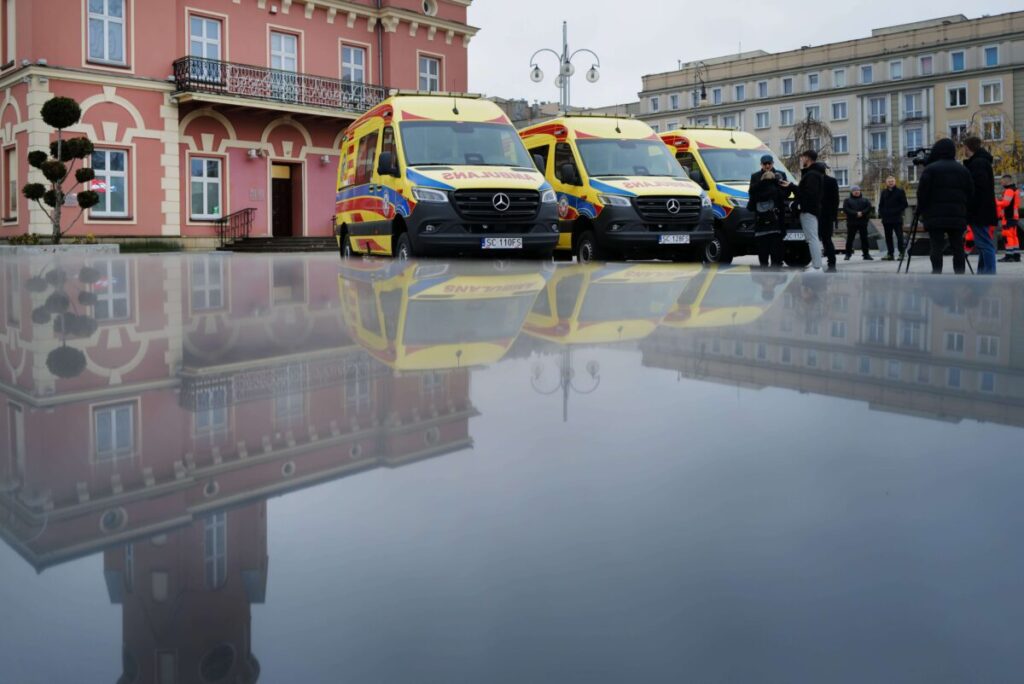 Trzy nowoczesne ambulanse za ponad 2 mln zł trafiły do częstochowskiego pogotowia 4