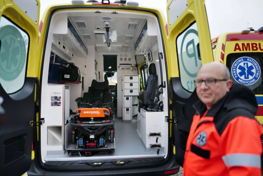 Trzy nowoczesne ambulanse za ponad 2 mln zł trafiły do częstochowskiego pogotowia 3