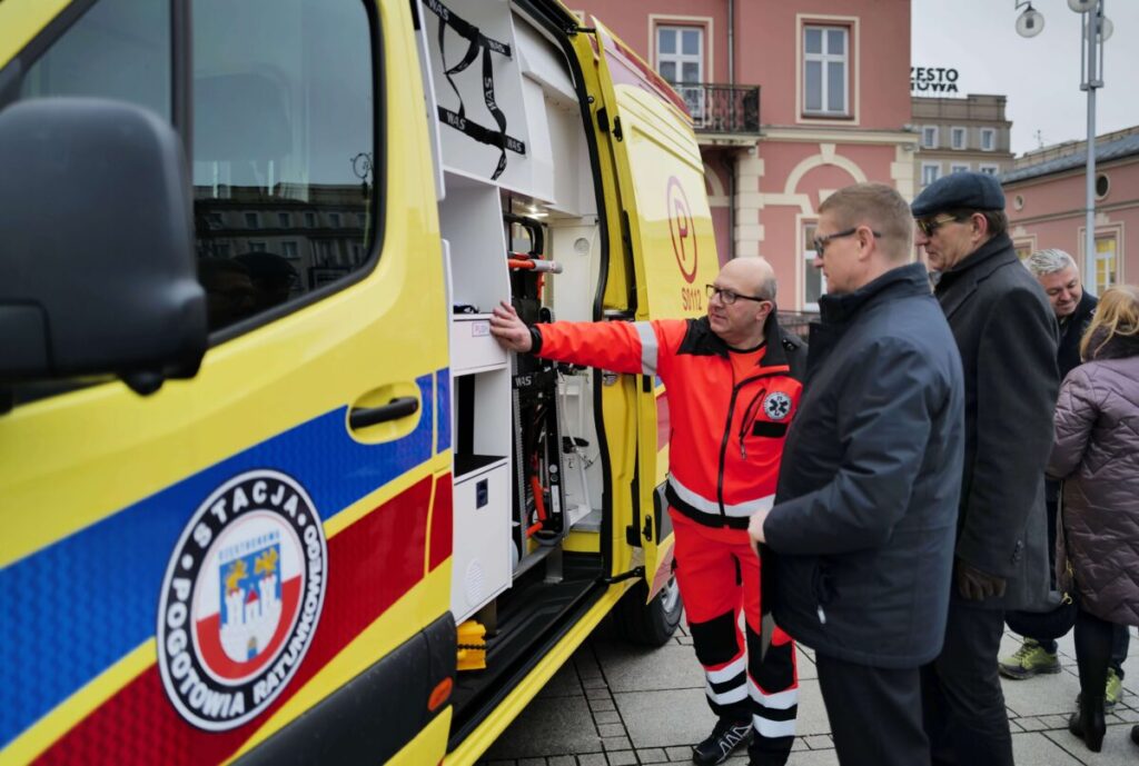 Trzy nowoczesne ambulanse za ponad 2 mln zł trafiły do częstochowskiego pogotowia 5