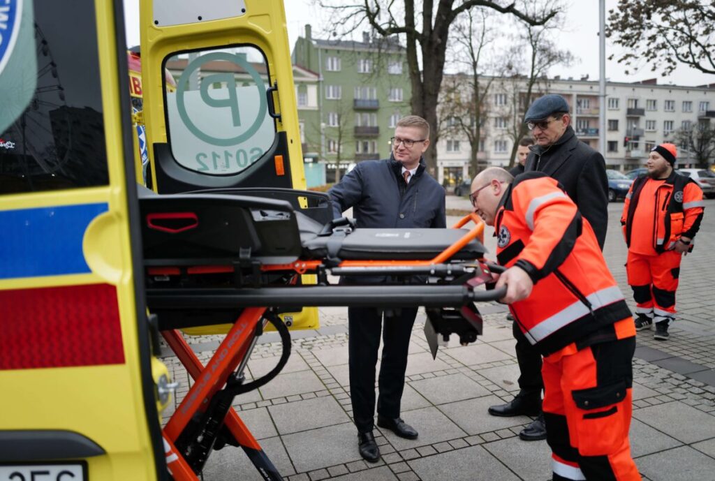 Trzy nowoczesne ambulanse za ponad 2 mln zł trafiły do częstochowskiego pogotowia 6