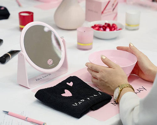 Strzykawka, czy krem? Czyli o zapobieganiu przedwczesnemu starzeniu się skóry. Rozmowa z Elwirą Gawron, właścicielką salonu Strefa Świadomego Piękna. 1