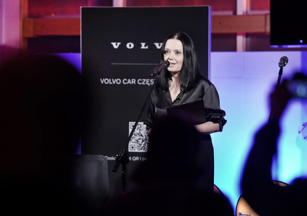 Pamięci Adama Markowskiego – wystawa „Sztuka Dobra” w Volvo Car Częstochowa 52