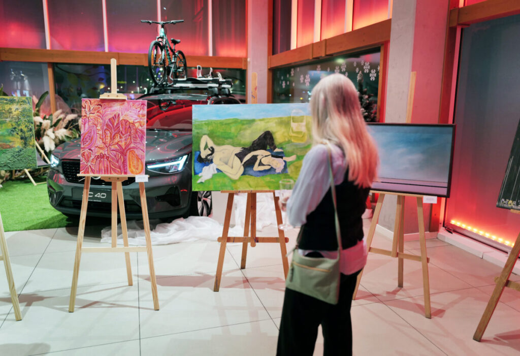 Pamięci Adama Markowskiego – wystawa „Sztuka Dobra” w Volvo Car Częstochowa 91