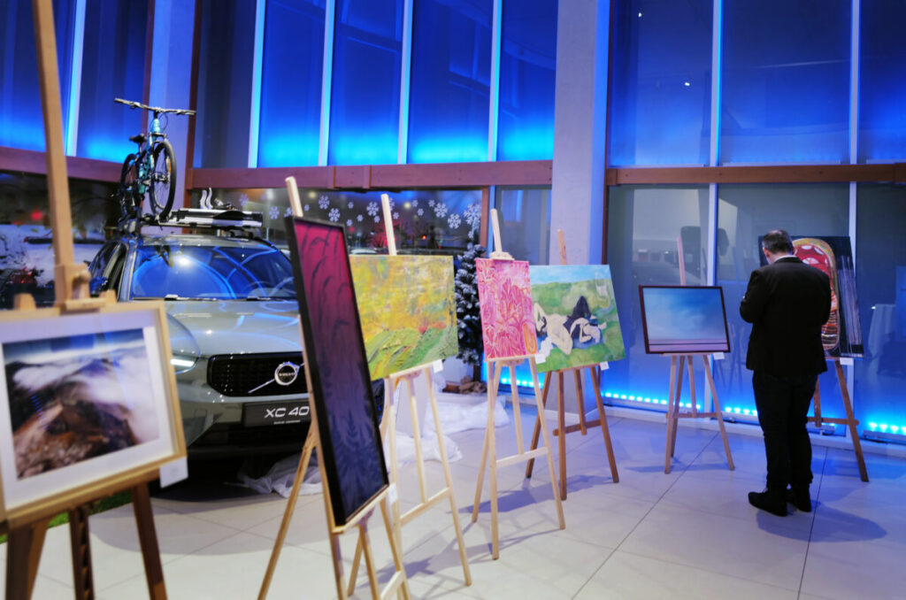 Pamięci Adama Markowskiego – wystawa „Sztuka Dobra” w Volvo Car Częstochowa 94