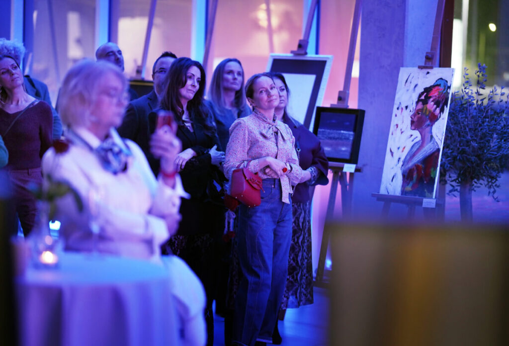 Pamięci Adama Markowskiego – wystawa „Sztuka Dobra” w Volvo Car Częstochowa 61