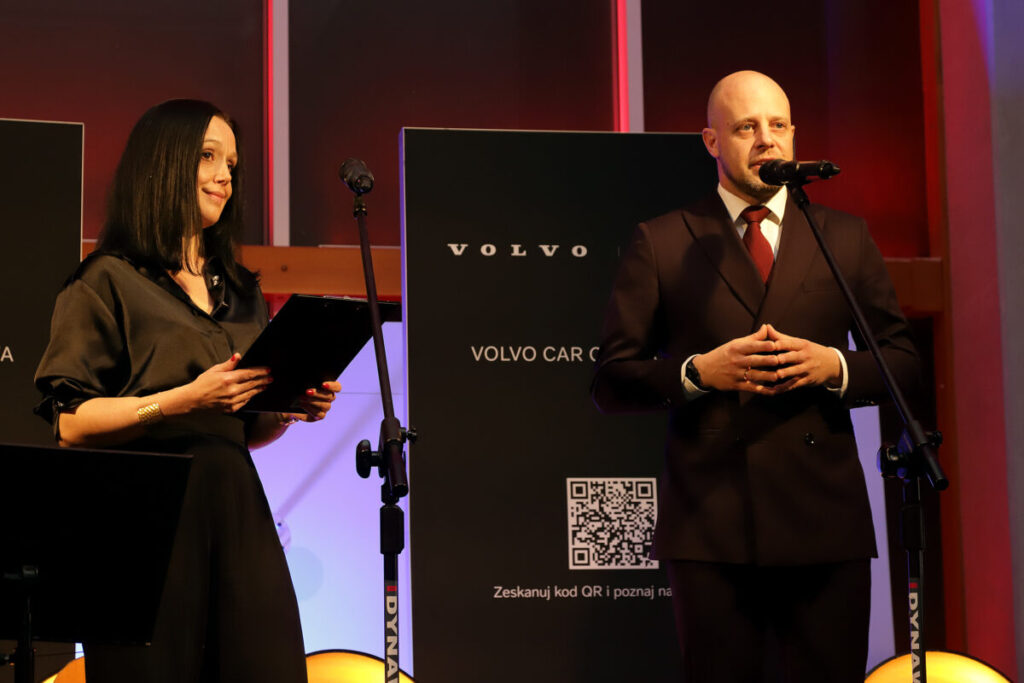 Pamięci Adama Markowskiego – wystawa „Sztuka Dobra” w Volvo Car Częstochowa 37