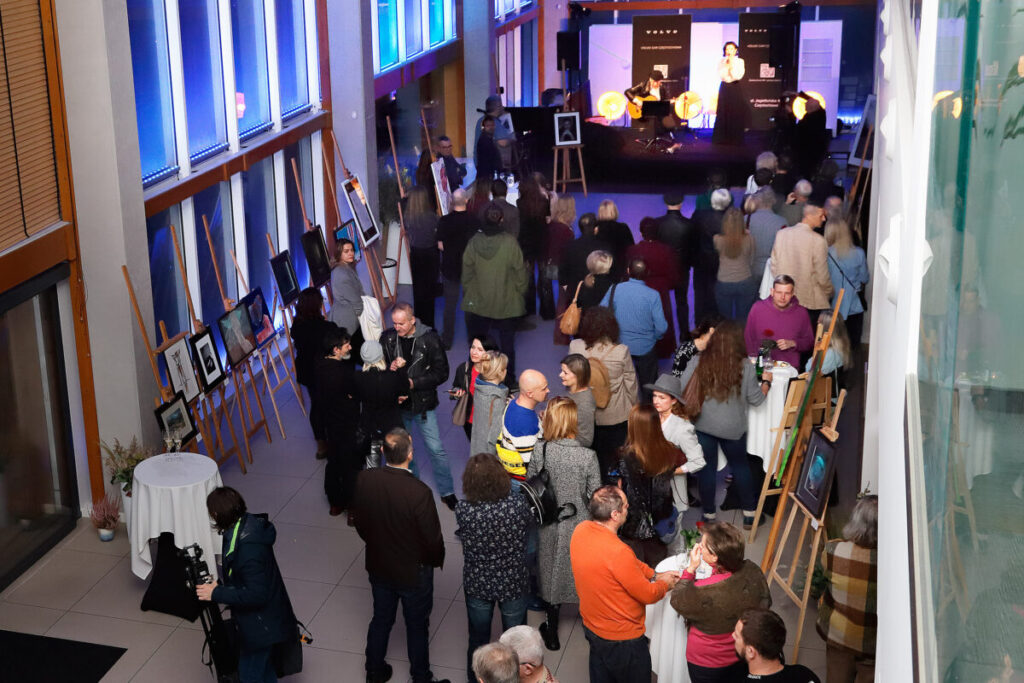 Pamięci Adama Markowskiego – wystawa „Sztuka Dobra” w Volvo Car Częstochowa 10