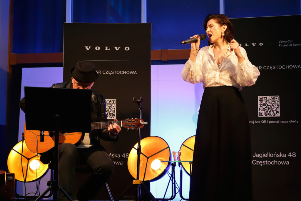 Pamięci Adama Markowskiego – wystawa „Sztuka Dobra” w Volvo Car Częstochowa 43