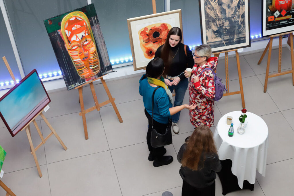 Pamięci Adama Markowskiego – wystawa „Sztuka Dobra” w Volvo Car Częstochowa 49