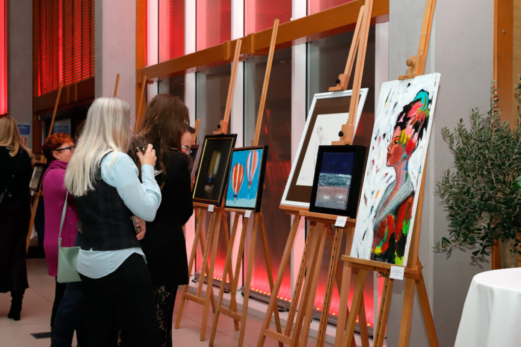 Pamięci Adama Markowskiego – wystawa „Sztuka Dobra” w Volvo Car Częstochowa 7