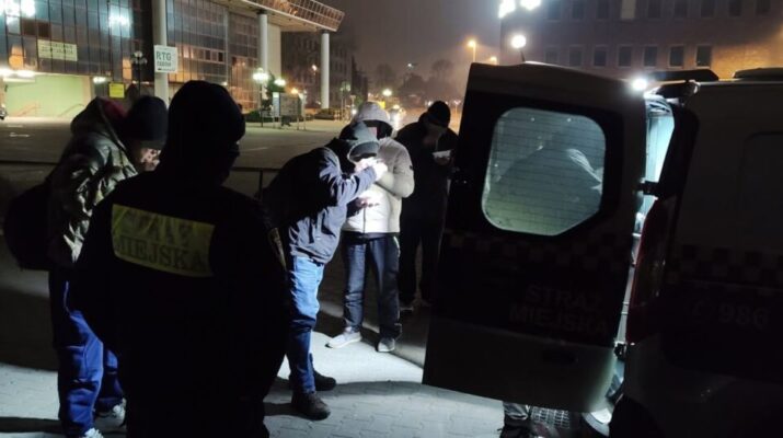 Straż Miejska: Miasto Częstochowa zadbało w święta o osoby w kryzysie bezdomności. Były rozwożone gorąca zupa i herbata 3