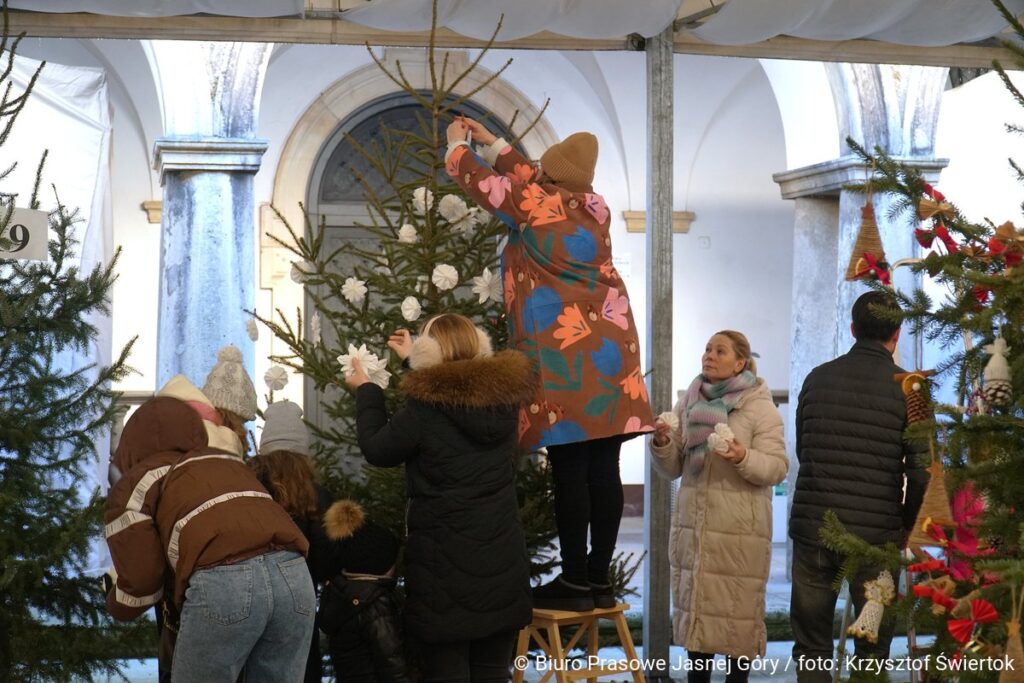 Jasna Góra. 18. Konkurs na Wieczernikową Choinkę. Drzewka zostały udekorowane [ZDJĘCIA] 19