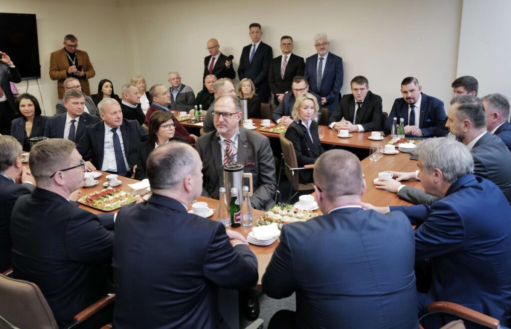 "To dzień historyczny": MON kupiło Hutę Częstochowa [ZDJĘCIA] 14