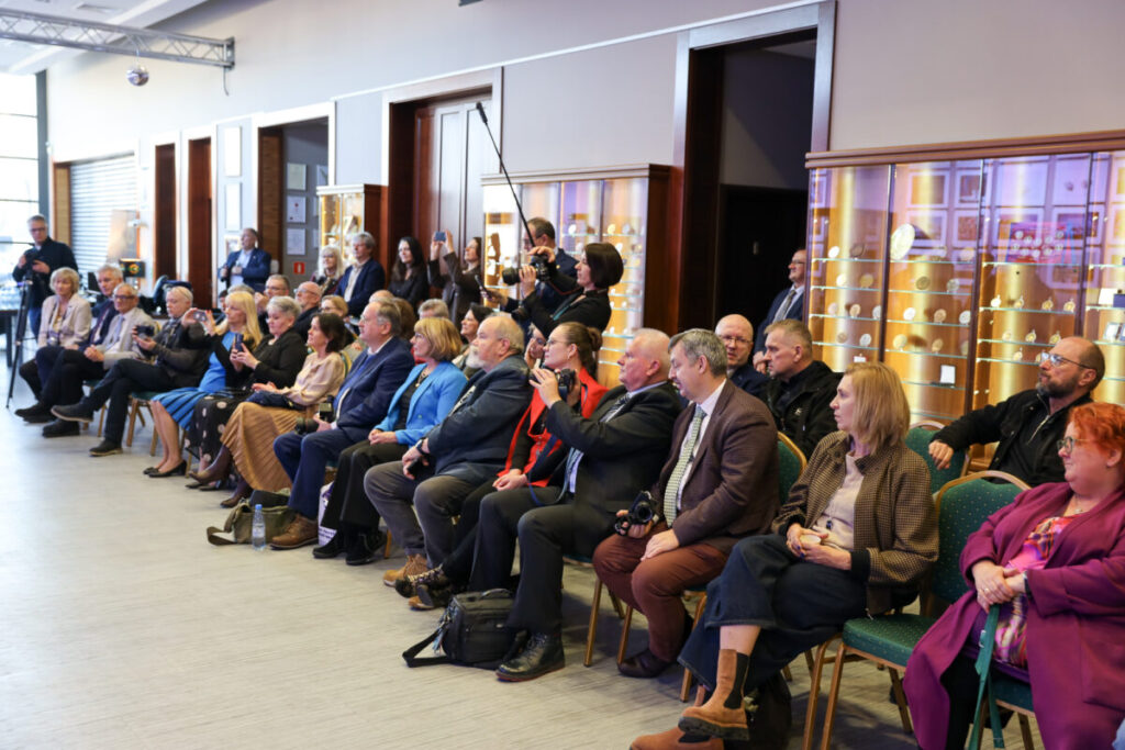 Wystawa Międzynarodowego Medycznego Klubu Fotografów FIAP w Muzeum Monet i Medali Jana Pawła II 9