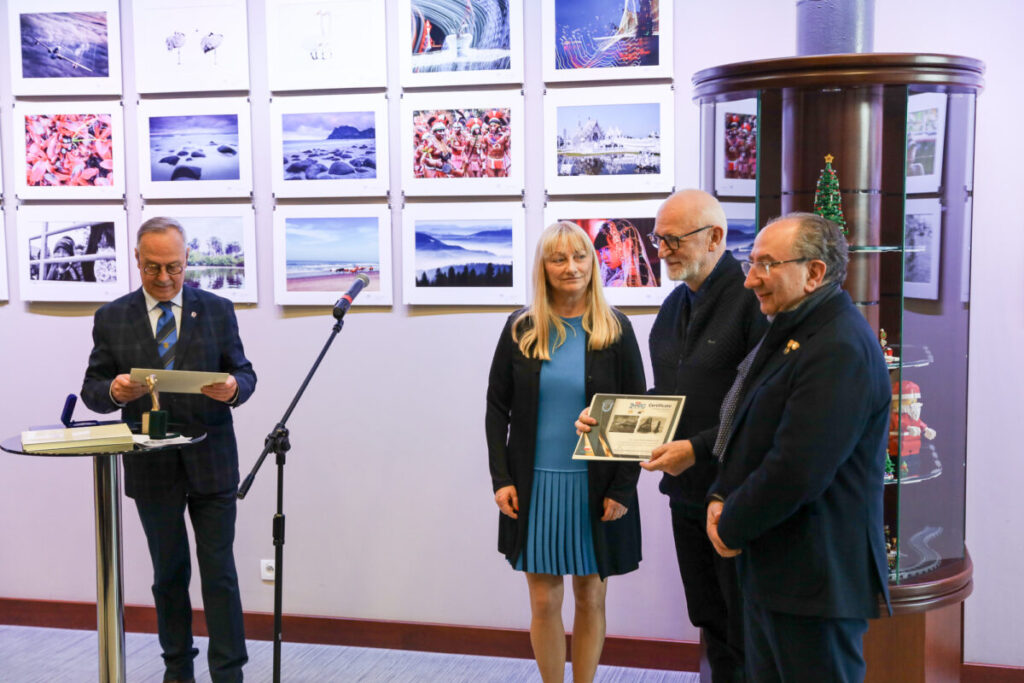 Wystawa Międzynarodowego Medycznego Klubu Fotografów FIAP w Muzeum Monet i Medali Jana Pawła II 6