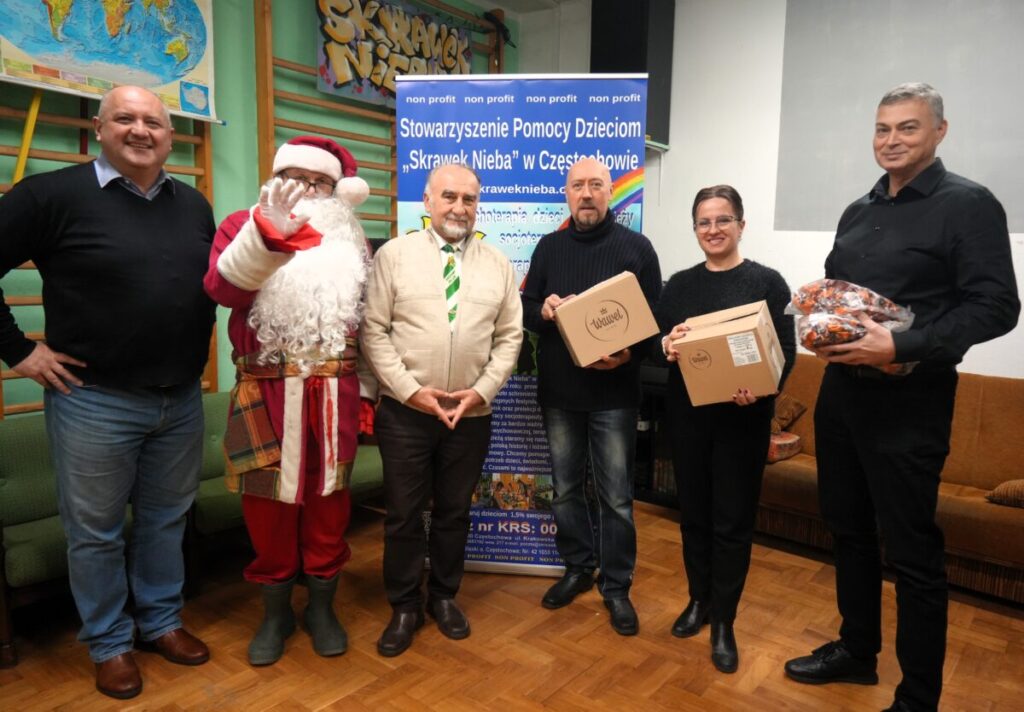 Przedstawiciele częstochowskiego sportu kontynuowali w czwartek akcję „Gwiazdy sportu i estrady dzieciom"... 7