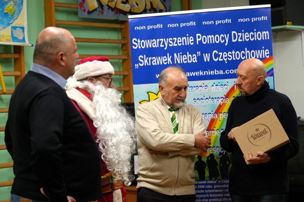 Przedstawiciele częstochowskiego sportu kontynuowali w czwartek akcję „Gwiazdy sportu i estrady dzieciom"... 9