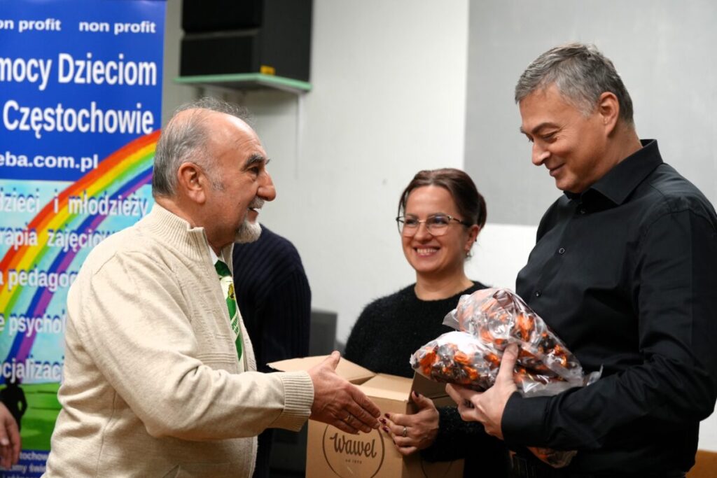 Przedstawiciele częstochowskiego sportu kontynuowali w czwartek akcję „Gwiazdy sportu i estrady dzieciom"... 6