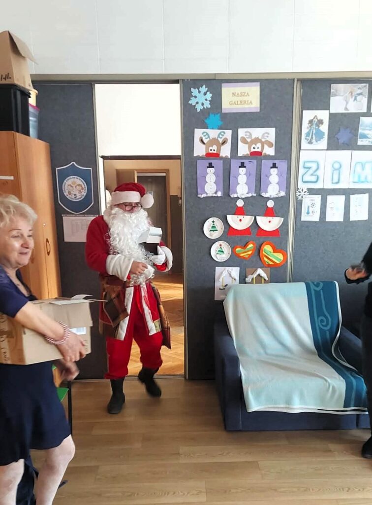 Przedstawiciele częstochowskiego sportu kontynuowali w czwartek akcję „Gwiazdy sportu i estrady dzieciom"... 8