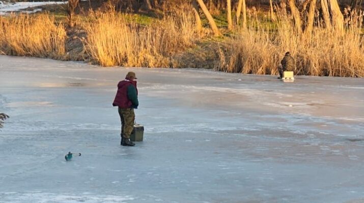 Wędkarze na zamarzniętym zalewie Droniowickim w Lublińcu 1