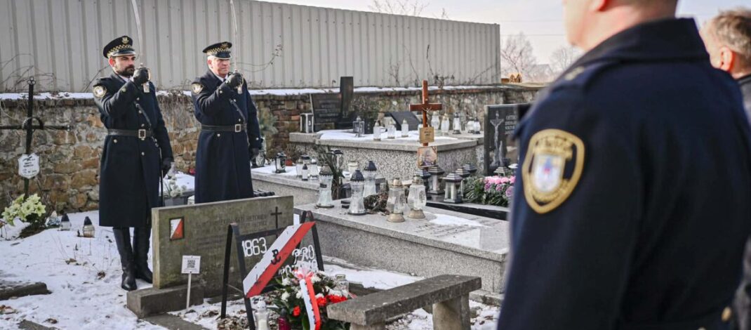 Częstochowscy strażnicy miejscy wzięli 22 stycznia 2026 roku udział w obchodach 163. rocznicy wybuchu powstania styczniowego