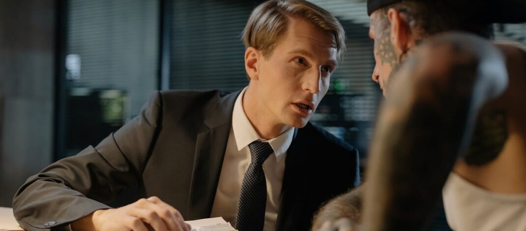 Praca w służbach specjalnych – jakie ścieżki kariery są tu dostępne?