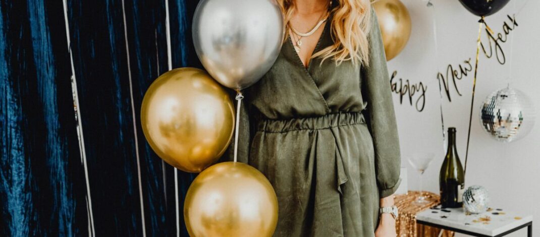 Stylizacje warstwowe z sukienką – zimowy must-have