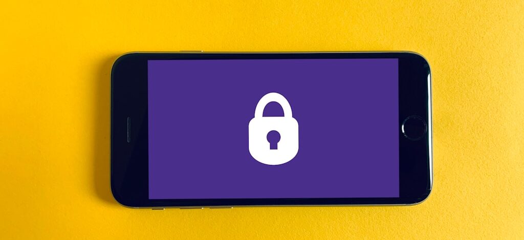 Jak zabezpieczyć dane firmowe przy pracy zdalnej: Praktyczny przewodnik dla małych firm