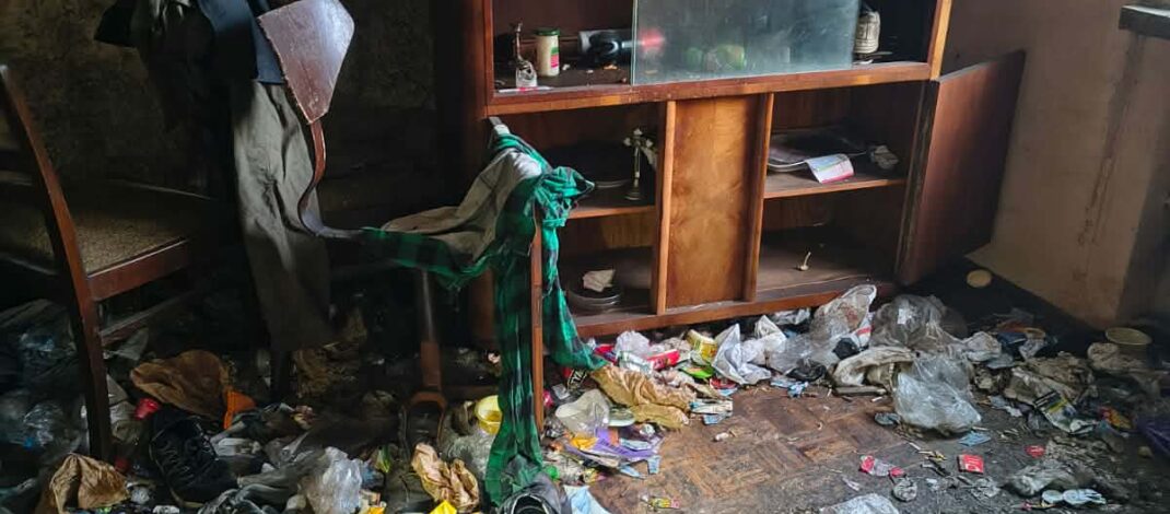 Strażnicy miejscy uratowali wyziębionego mężczyznę. Mieszkał w bardzo trudnych warunkach