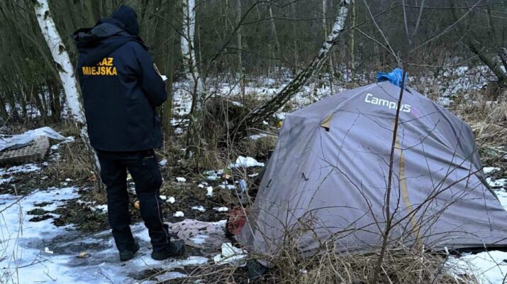 W cztery ostatnie noce strażnicy miejscy kontrolowali pustostany i proponowali pomoc osobom w kryzysie bezdomności 1