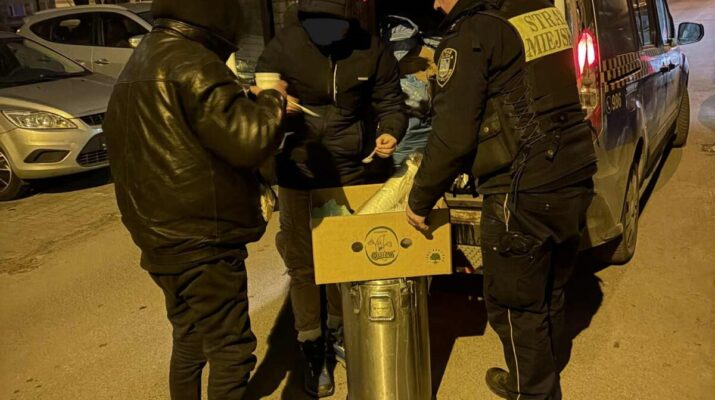 3 noc z rzędu Straż Miejska i streetworkerzy rozwozili osobom w kryzysie bezdomności ciepłe pożywienie 1