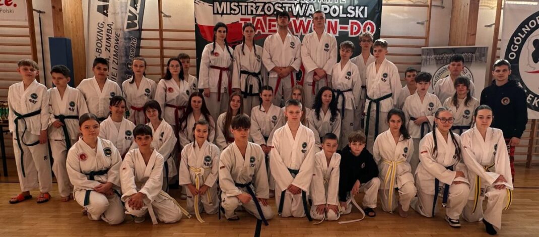 Worek medali zawodników KS Wojownik na Otwartych Mistrzostwach Polski Taekwon-do w Mińsku Mazowieckim.