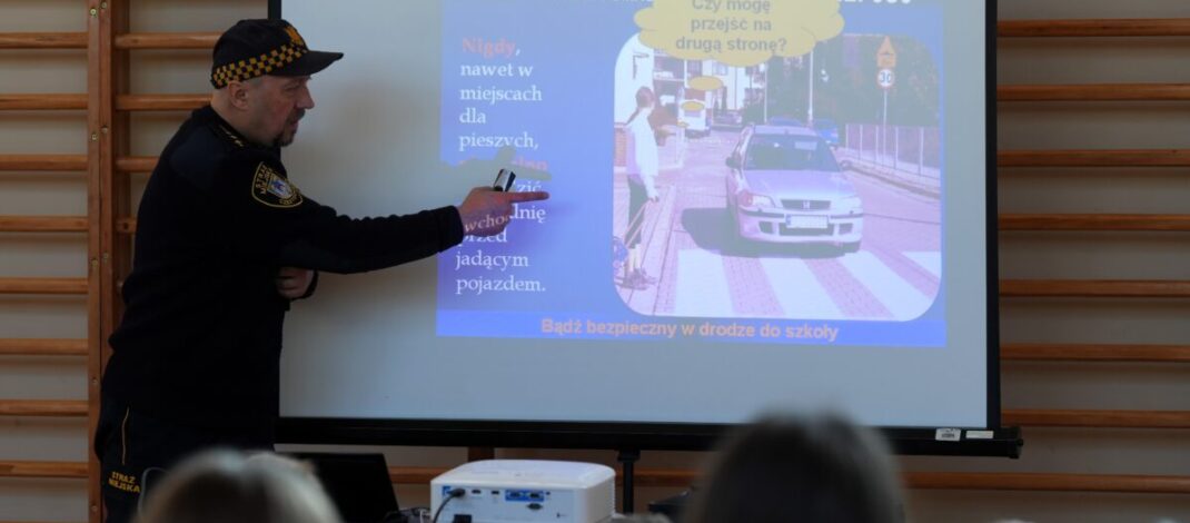Straż Miejska przeprowadziła prelekcję w SP 10. Było o cyberprzemocy, zagrożeniach w internecie i bezpiecznej drodze do szkoły…