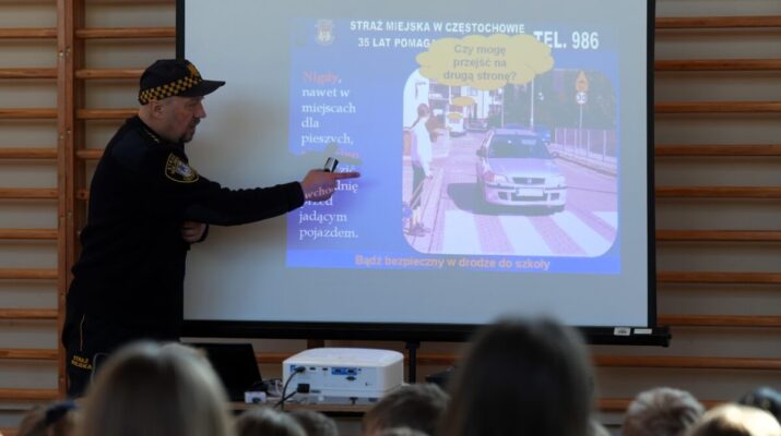 Straż Miejska przeprowadziła prelekcję w SP 10. Było o cyberprzemocy, zagrożeniach w internecie i bezpiecznej drodze do szkoły... 1