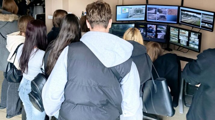 Uczniowie Kochanowskiego z klasy policyjnej odwiedzili centrum miejskiego monitoringu w Straży Miejskiej 1