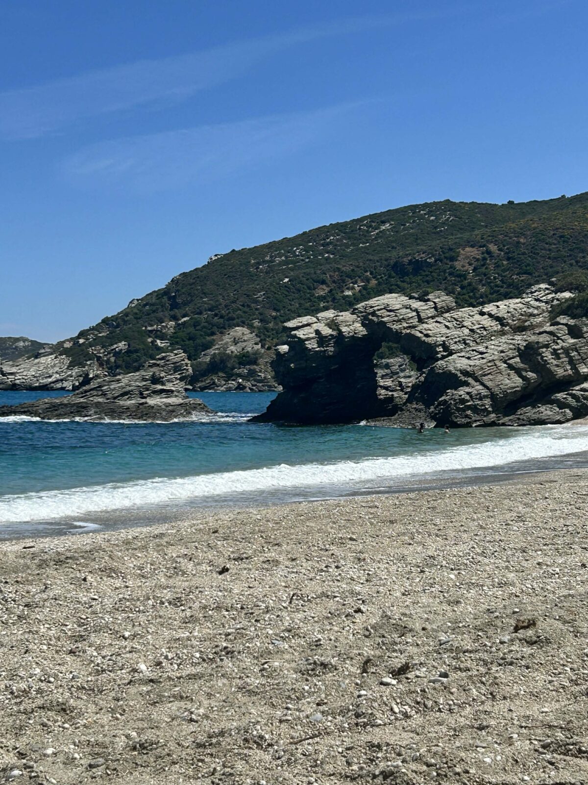 Pomysł na najbliższe wakacje na wyspie Evia i stabilną lokatę kapitału? Dom z dwoma niezależnymi apartamentami czeka na nowych właścicieli 12