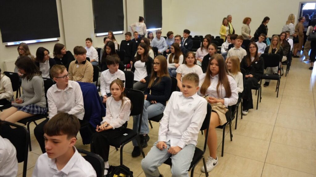 Literackie podróże z Jarosławem Kretem – 17. edycja konkursu „Kto czyta, nie błądzi" w Żarkach. 8