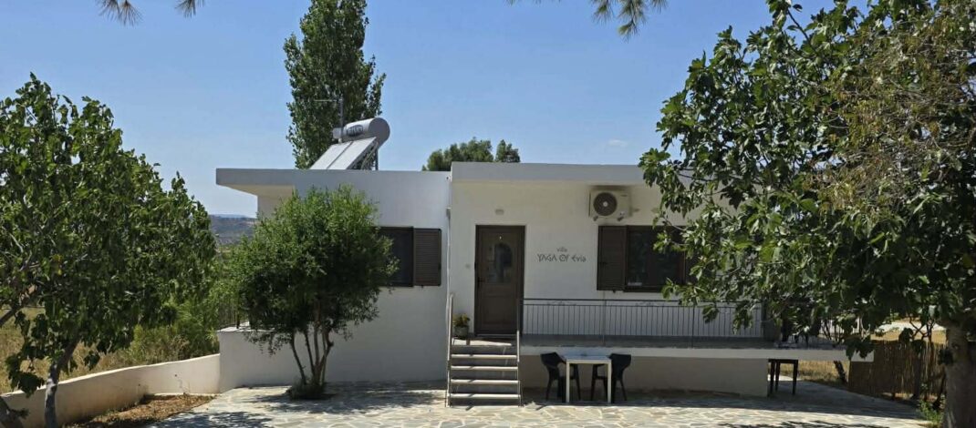 Pomysł na najbliższe wakacje na wyspie Evia i stabilną lokatę kapitału? Dom z dwoma niezależnymi apartamentami czeka na nowych właścicieli