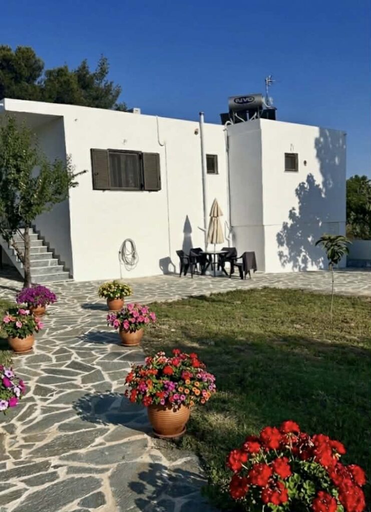 Pomysł na najbliższe wakacje na wyspie Evia i stabilną lokatę kapitału? Dom z dwoma niezależnymi apartamentami czeka na nowych właścicieli 3