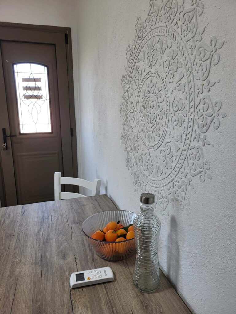 Pomysł na najbliższe wakacje na wyspie Evia i stabilną lokatę kapitału? Dom z dwoma niezależnymi apartamentami czeka na nowych właścicieli 11