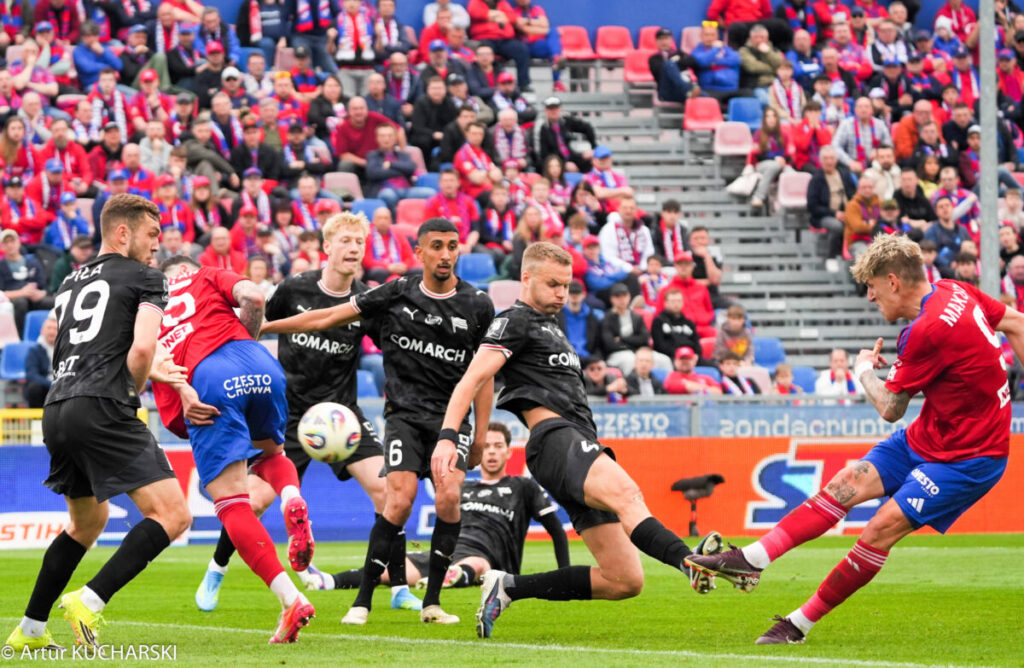 Raków wysoko pokonał Cracovię, ale czołówka też wygrywała... 10