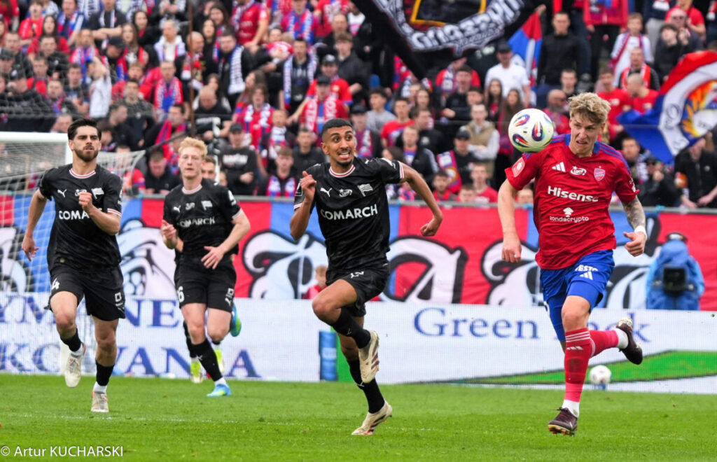 Raków wysoko pokonał Cracovię, ale czołówka też wygrywała... 11