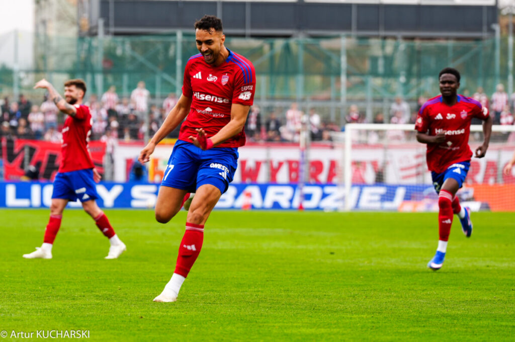 Raków wysoko pokonał Cracovię, ale czołówka też wygrywała... 13